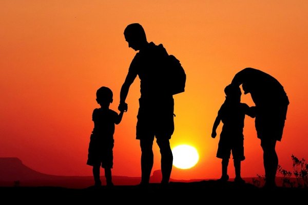 Семья на закате