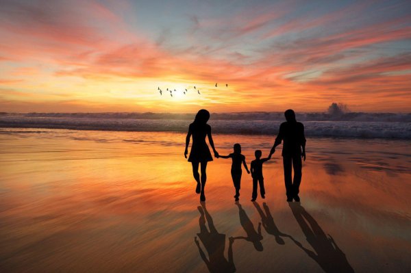 Семья море закат