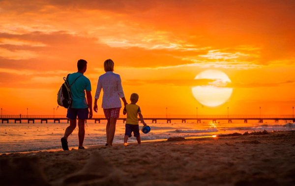 Семья из 5 человек на закате