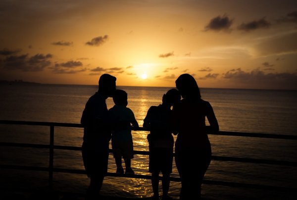 Друзья силуэты на закате