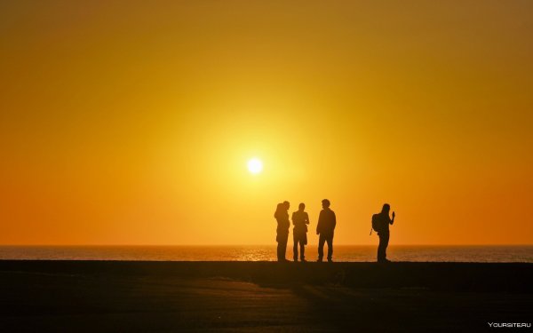 Семья на фоне заката