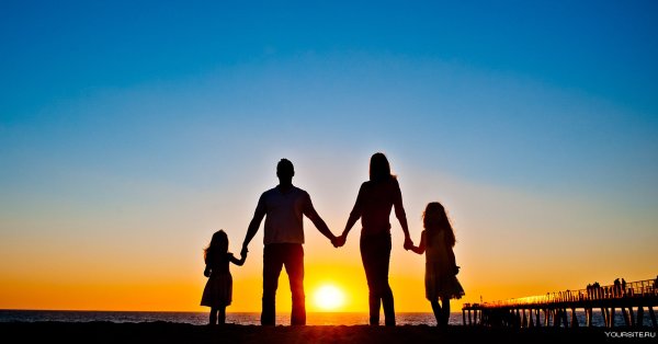 Семья на фоне заката