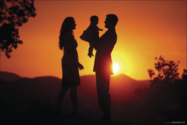 Семья на закате с дочкой