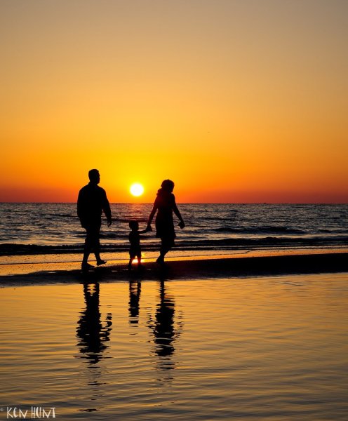 Счастливая семья на закате