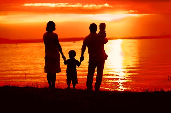 Счастливая семья солнце