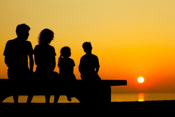 Силуэт мама с детьми на закате