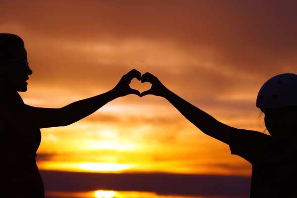 Счастливые дети на закате