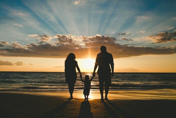 Семья счастливая за руки