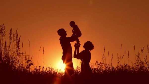 Семья на закате