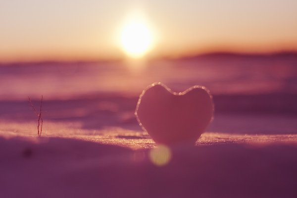 Сердце руками на закате