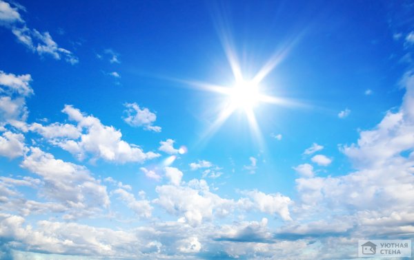 Голубое небо с лучами солнца