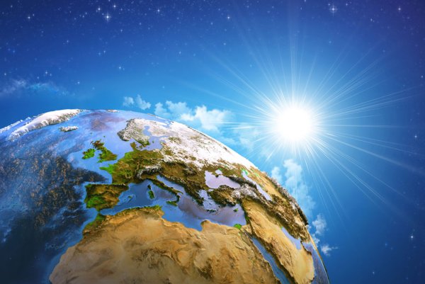 Земной шар и солнце