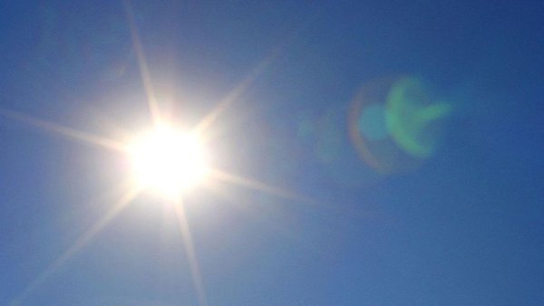Яркое солнце в голубом небе лучи