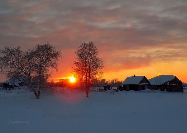 Рассвет в деревне зимой