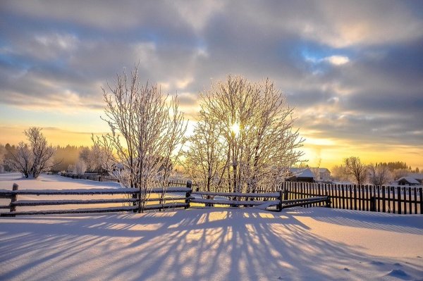Рассвет в деревне зимой