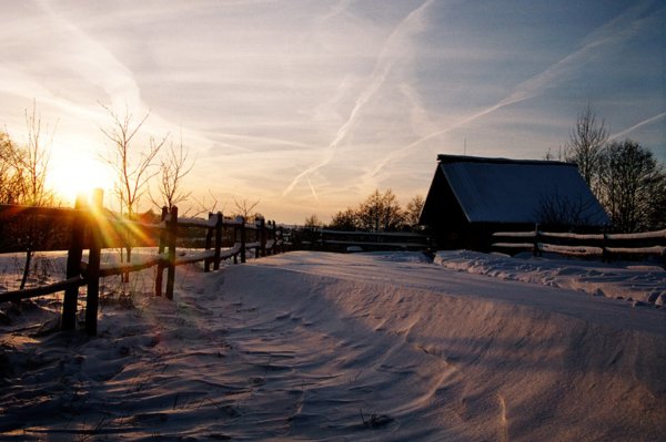 Рассвет в деревне зимой