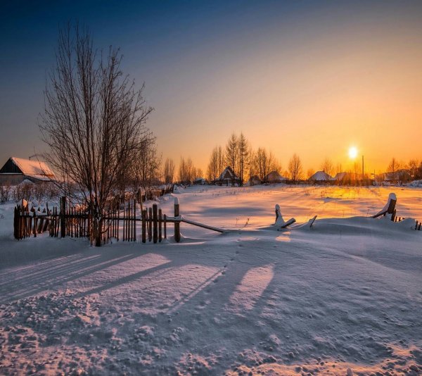 Зимний рассвет в деревне