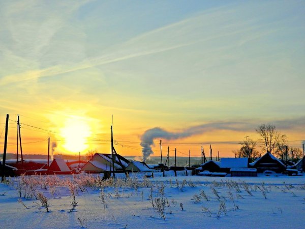 Рассвет в деревне зимой