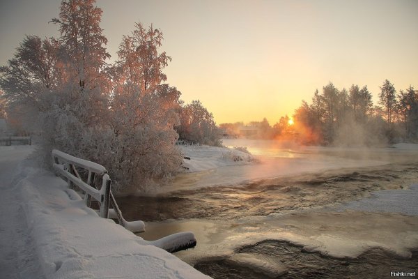 Зимняя река в деревне