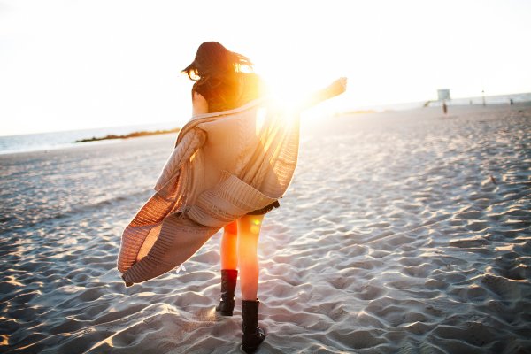 Девушка и море осенью