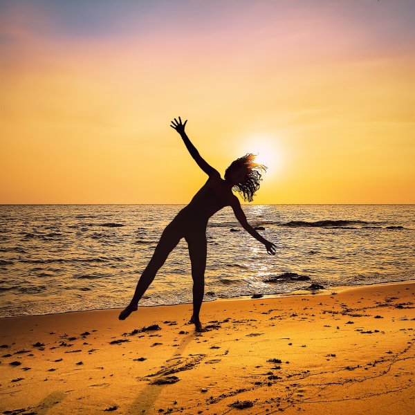 Девушка на пляже на закате