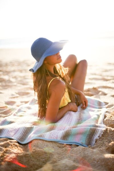 Девушка в шляпе на пляже