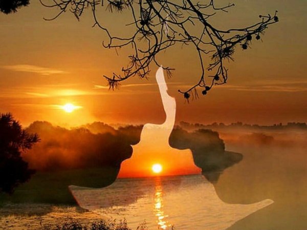 Сердце руками на закате