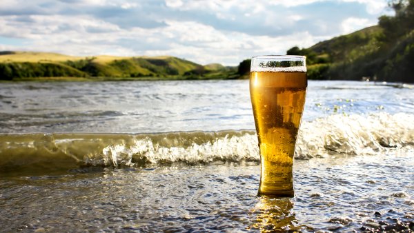 Пиво на берегу моря