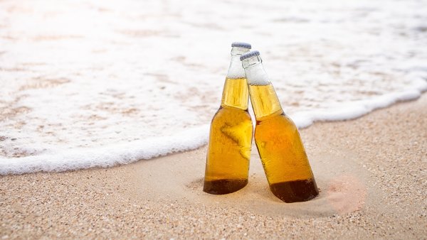 Пиво на берегу моря