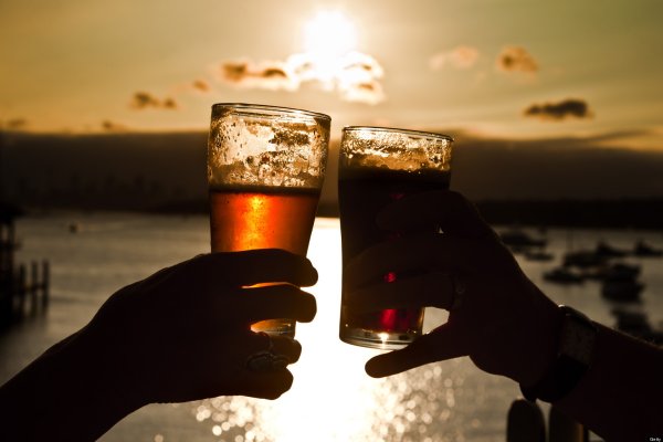 Бокал пива на природе