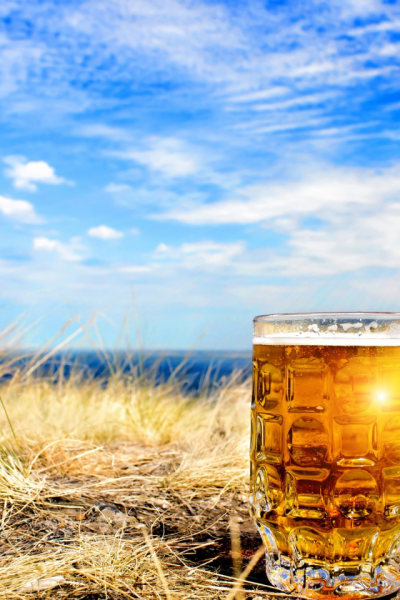 Холодное пиво на природе