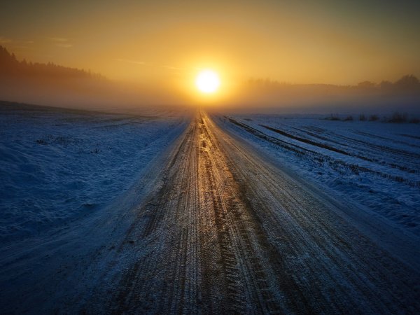 Зимняя дорога на рассвете