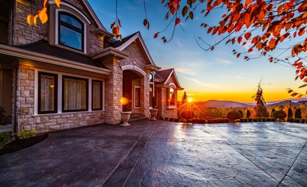 Рассвет в горах домик