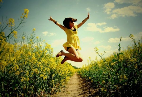 Счастливые дети весной