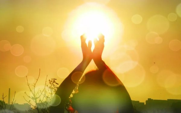 Девушка излучает свет