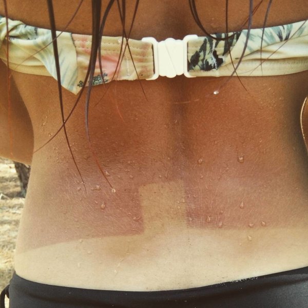 Лежит на пляже