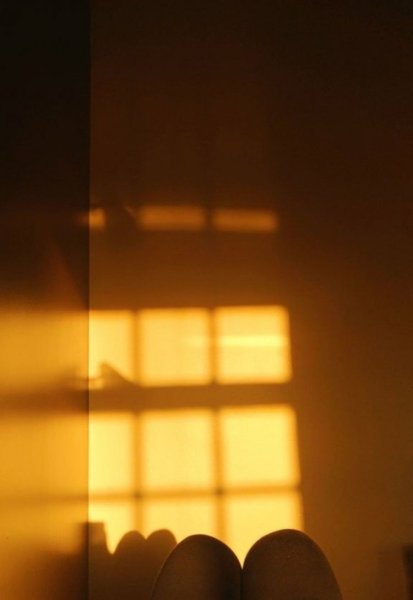 Отражение солнца на стене