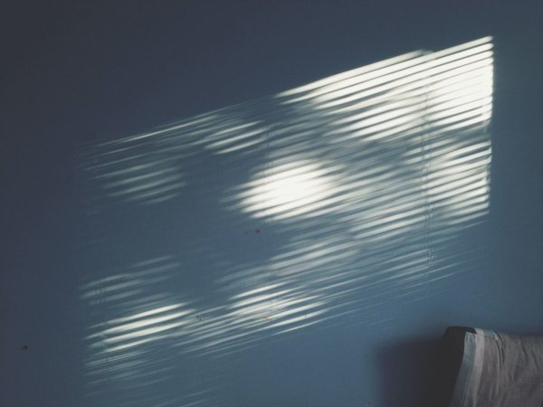 Блики на стене