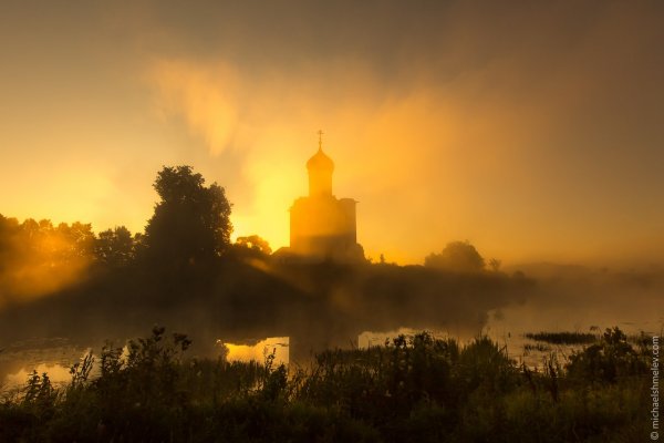 Церковь на закате