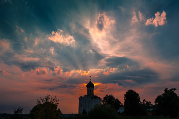 Храм на Нерли закат