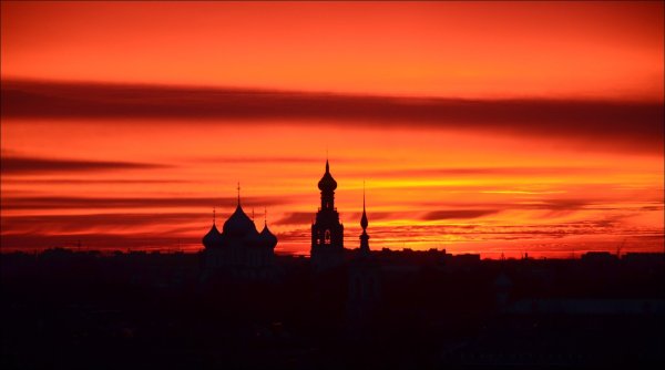 Храм на фоне заката