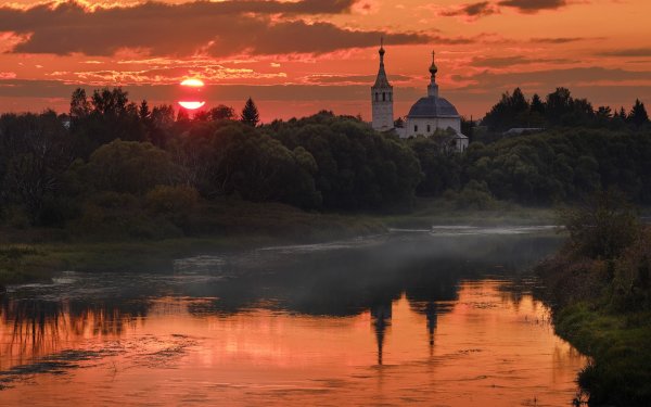 Деревенский храм река закат