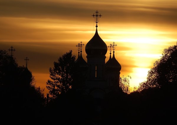 Православный храм на закате