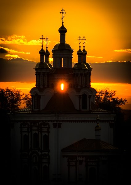 Церковь на закате