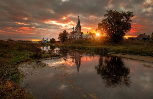 Храм отражение река Суздаль