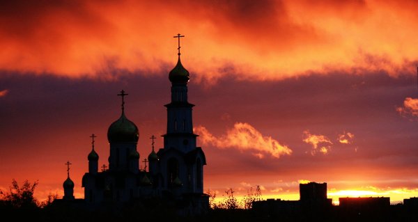 Церковь на фоне заката