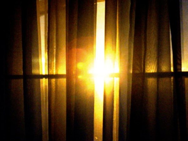 Солнце сквозь шторы
