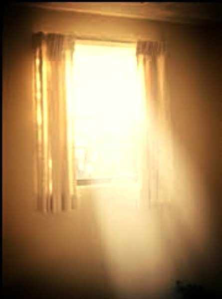 Лучи солнца в комнате