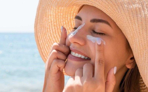 Девушка солнцезащитный крем