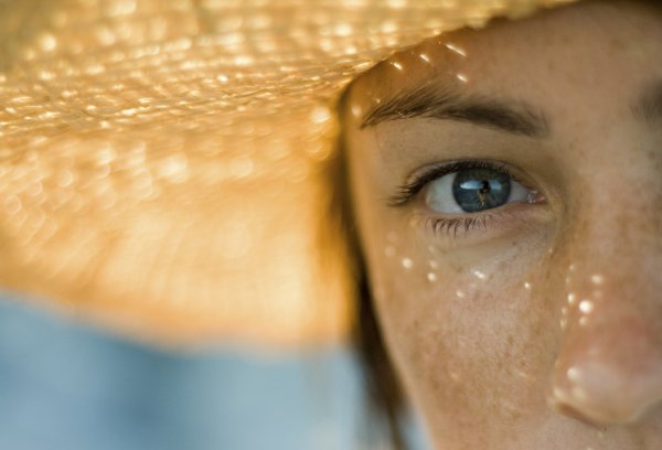 Девушка солнцезащитный крем